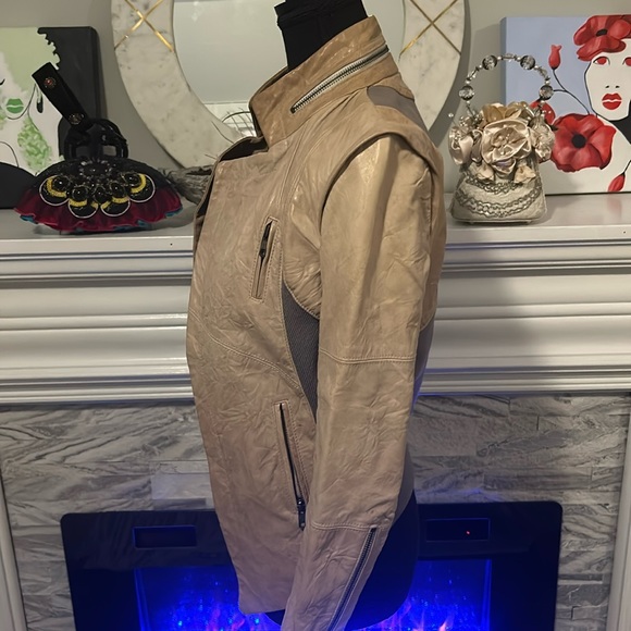 CUT25 BY YIGAL AZROUËL size4
Asymmetrical Leather Jacket. - Picture 3 of 9